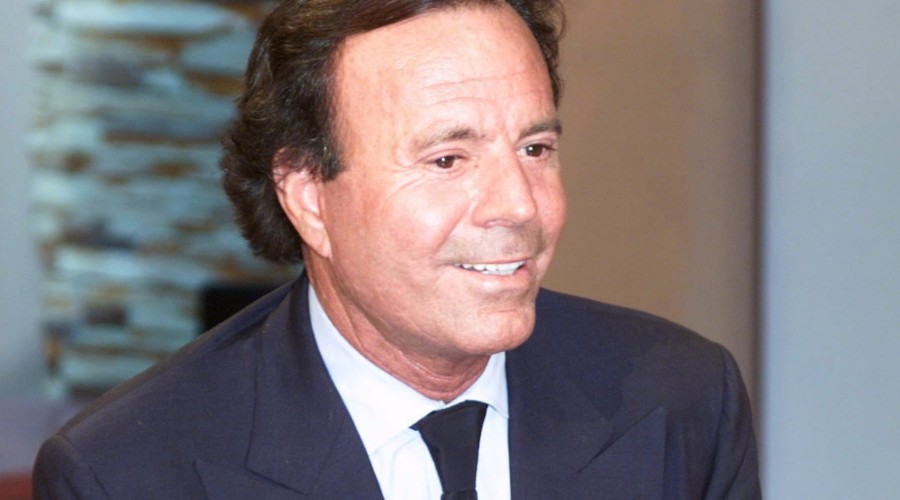 Carlos, hermano de Julio Iglesias, acusado de defraudar 19 millones a Hacienda