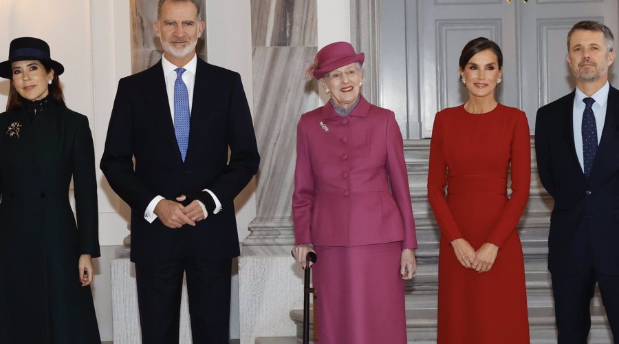 La Reina Letizia repite en Dinamarca su vestido rojo más especial y favorecedor