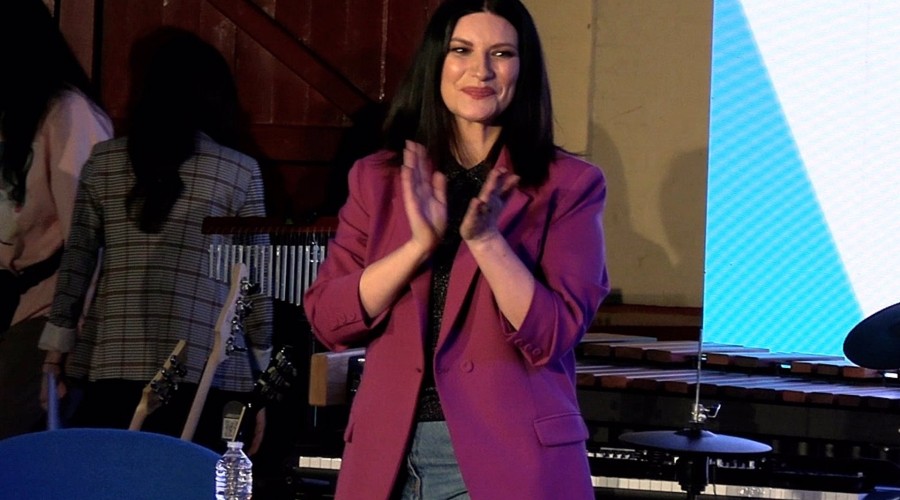 Laura Pausini se emociona en el acto "Latin Grammy en las escuelas"