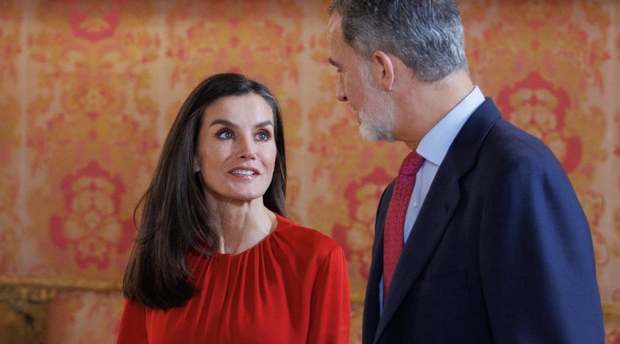 La Reina Letizia vuelve a apostar por la falda midi de Carolina Herrera ideal para este tiempo