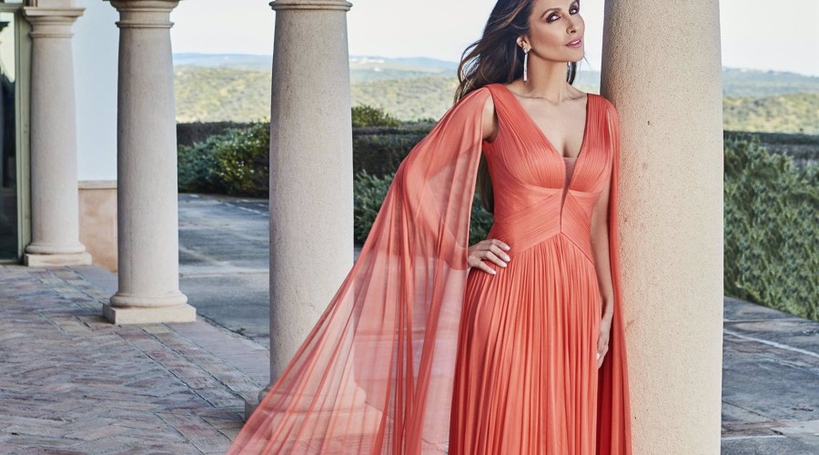 Paloma Cuevas, glamour y elegancia en cada detalle de su nueva colección de vestidos con Rosa Clará