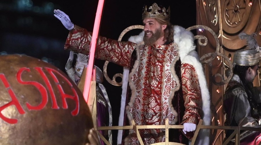 El Rey Gaspar vuelve a acaparar todas las miradas en la cabalgata de los Reyes Magos en Madrid