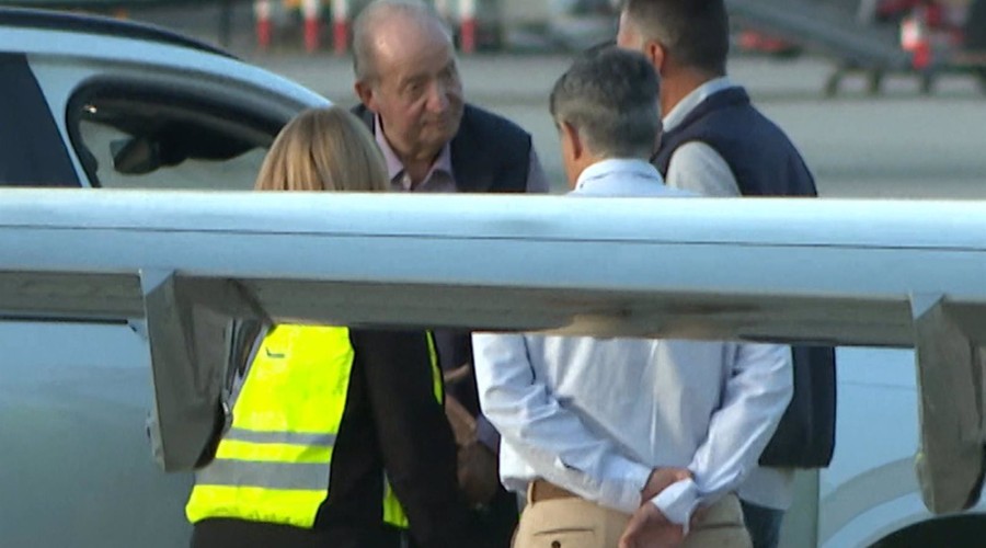 El Rey Juan Carlos, su agilidad en el aeropuerto de Vigo en su 'adiós' más agridulce a España