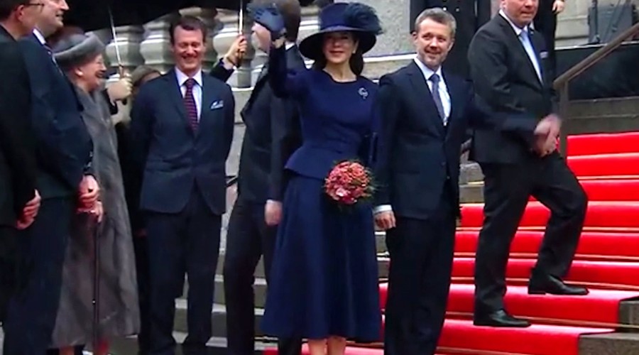 Mary de Dinamarca deslumbra con un total look azul con sombrero en el primer acto de Federico como Rey