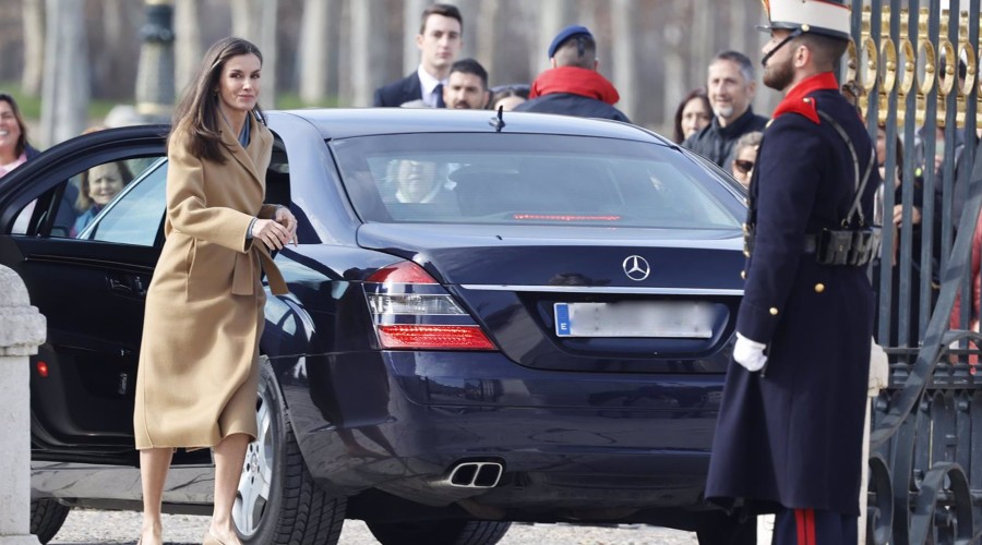 La Reina se salta el protocolo y se baja de su vehículo para saludar a los ciudadanos de Aranjuez