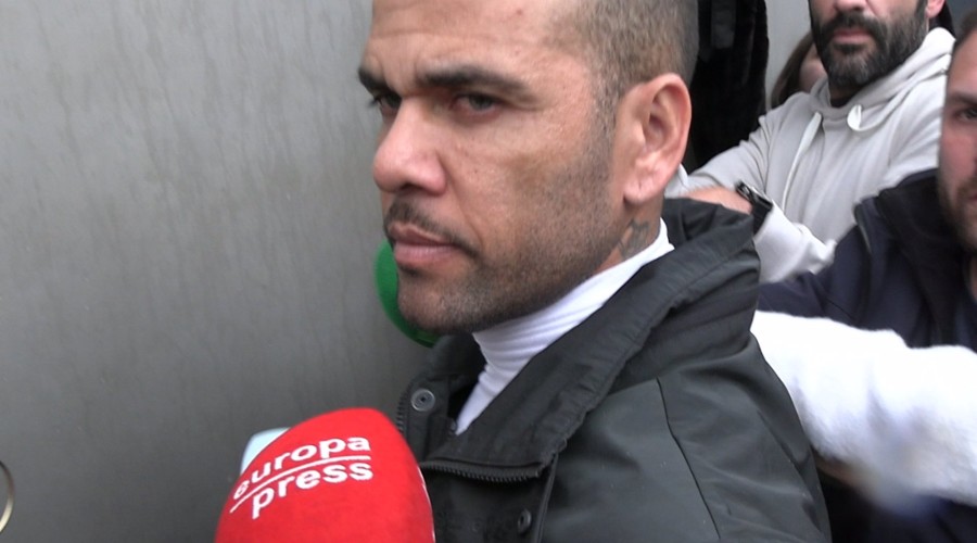 Dani Alves llega a casa con el rostro serio tras salir de prisión después de pagar una fianza millonaria