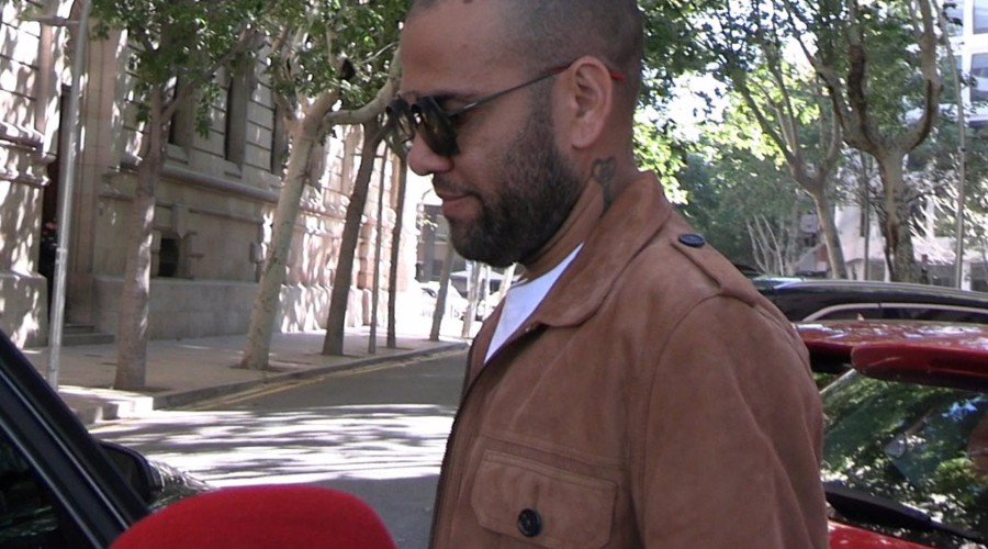 Dani Alves, increpado al grito de "violador" a su llegada a la Audiencia de Barcelona