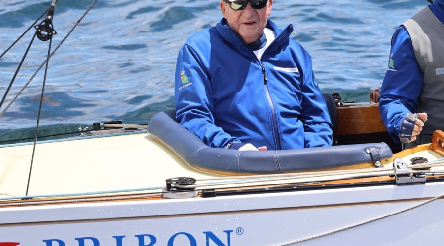 El Rey Juan Carlos se deja ver a bordo del 'Bribón' 48 horas después de su llegada a España
