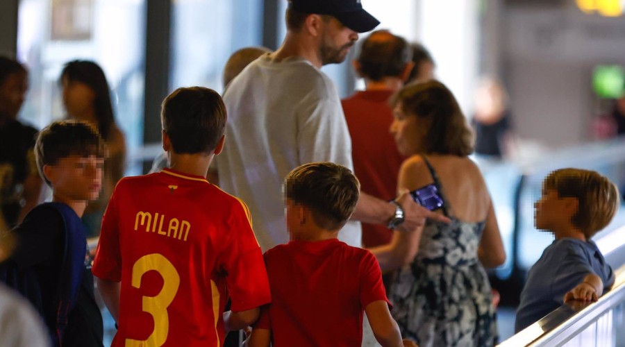 Gerard Piqué muestra su faceta paternal junto a Sasha y Milan antes de su posible asistencia a 'La Velada del Año IV'