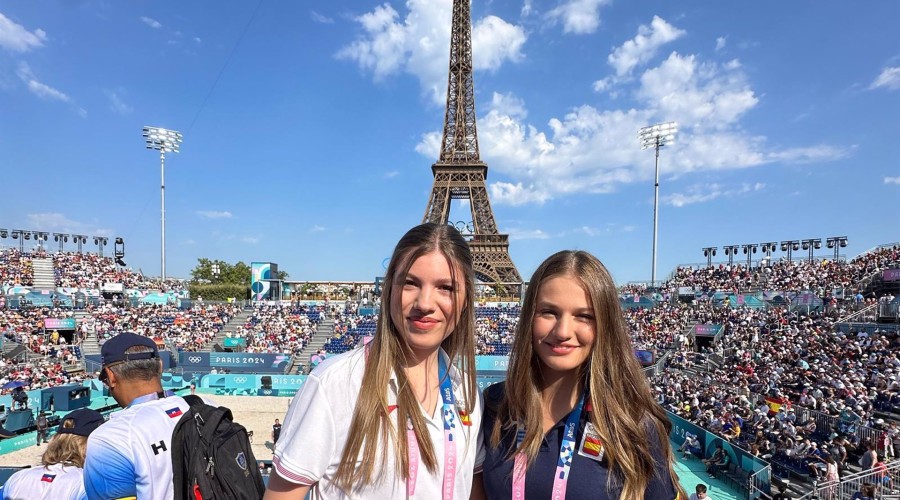 La Princesa Leonor y la Infanta Sofía, inseparables y muy cómplices, siguen respaldando a España en París