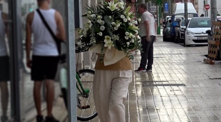 Flores blancas para Isabel Pantoja en su 68 cumpleaños